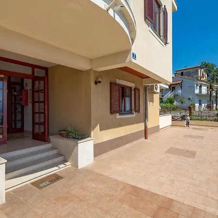 Deluxe Ana 100 M From The