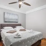 Deluxe Ana 100 M From The Apartament