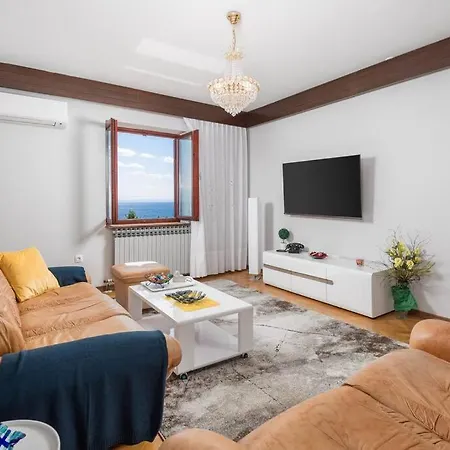 Apartman Deluxe Ana 100 M From The *