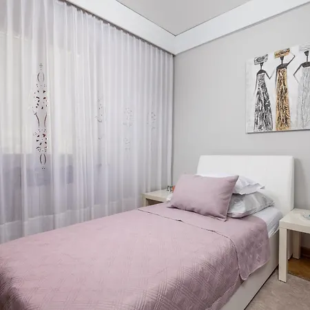 Apartman Deluxe Ana 100 M From The *
