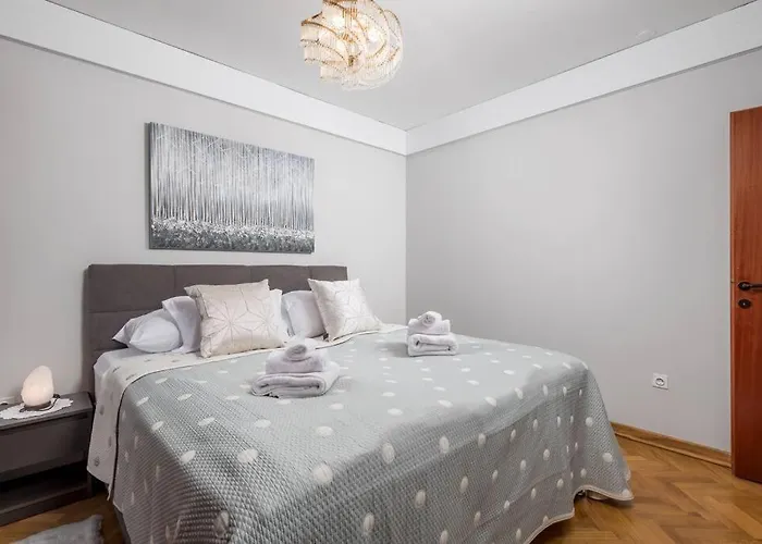 Deluxe Ana 100 M From The