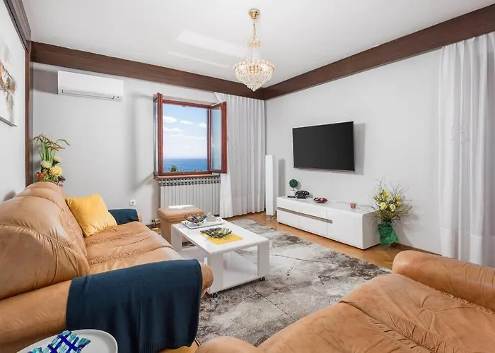 Apartman Deluxe Ana 100 M From The *