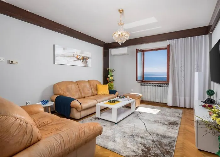 Apartman Deluxe Ana 100 M From The Abbázia