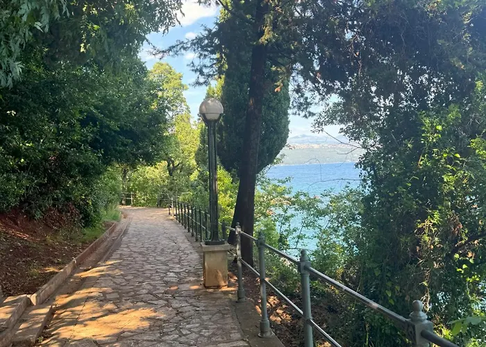 Deluxe Ana 100 M From The Apartment Opatija