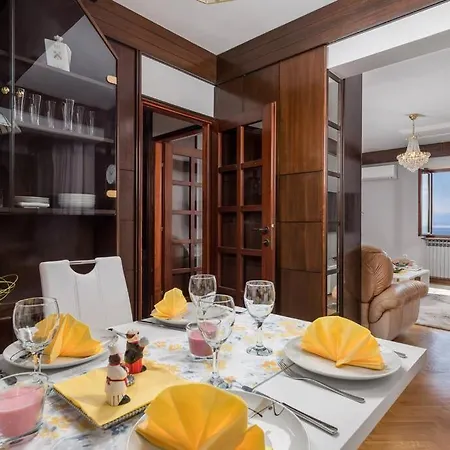 Deluxe Ana 100 M From The Apartament