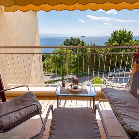 Deluxe Ana 100 M From The Apartament